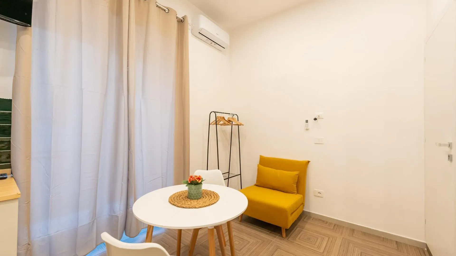 R&D Scassacocchi Apartments 15 نابولي بيت ضيافة